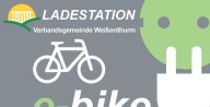 Ein stilisierter weißer Stecker vor einer grünen, angedeuteten Steckdose auf der rechten Bildseite, in der Mitte das Pitkogramm eines Fahrrades, darunter der Schriftzug e-bike und darüber das Logo der Verbandsgemeinde Weißenthurm.