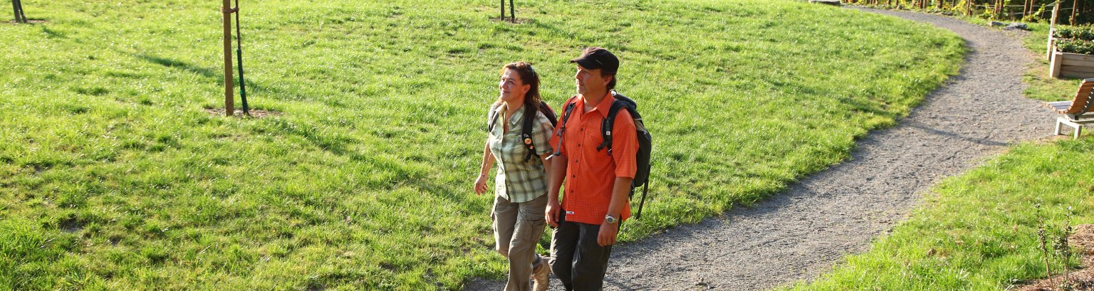 Wanderer Ein Paar geht zusammen spazieren