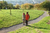 Wanderer Ein Paar geht zusammen spazieren