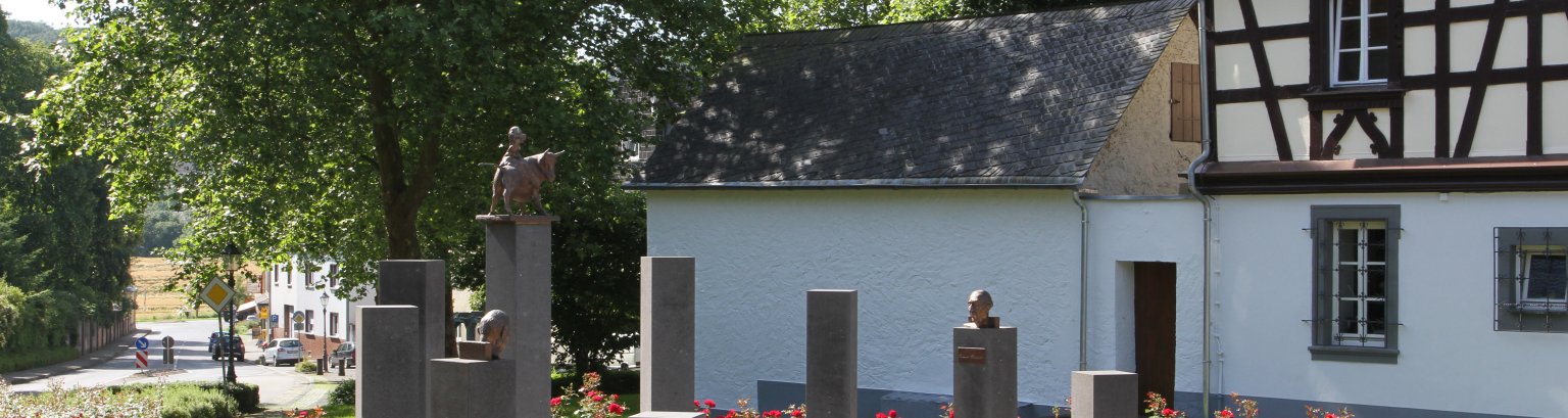 Statue und Blumen Eine Statue, umgeben von Blumen