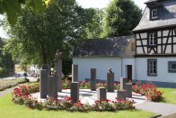 Statue und Blumen Eine Statue, umgeben von Blumen