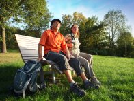 Wanderer auf der Bank Zwei Personen sitzen auf einer Bank an einem Wanderweg.