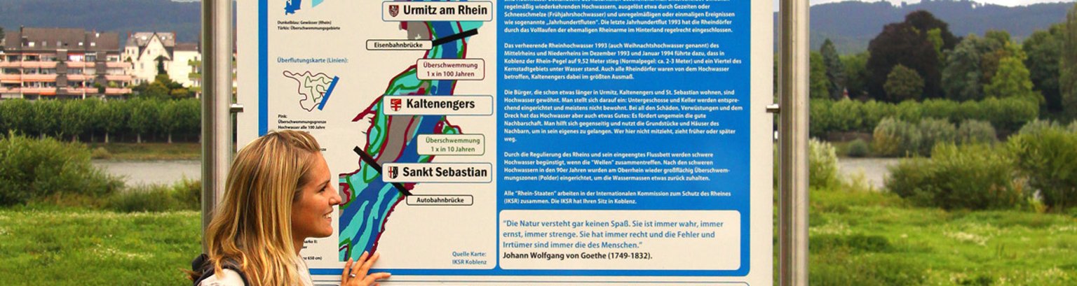 Wasserwegschild Eine Frau, die neben einem Wasserwegschild steht